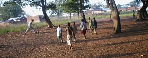 Kinderen voetballen in Ghana