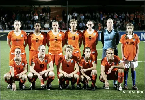 vrouwnvoetbal-midden.jpg