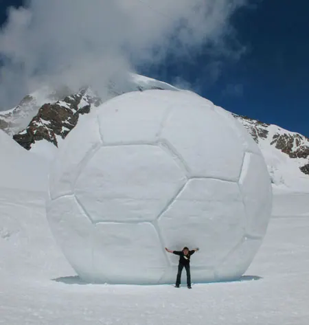 Mega sneeuw voetbal
