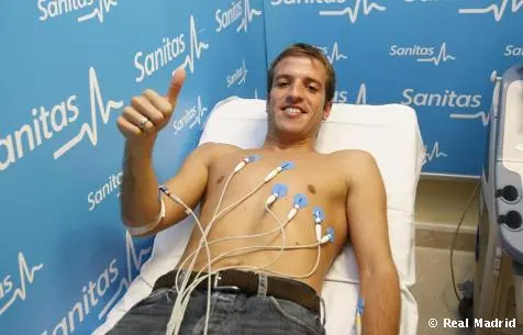 rafael_van_der_vaart_at_the_medical_examination